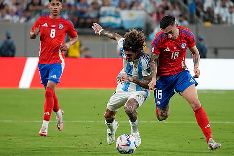 Rodrigo De Paul and Rodrigo Echeverria battle for the ball